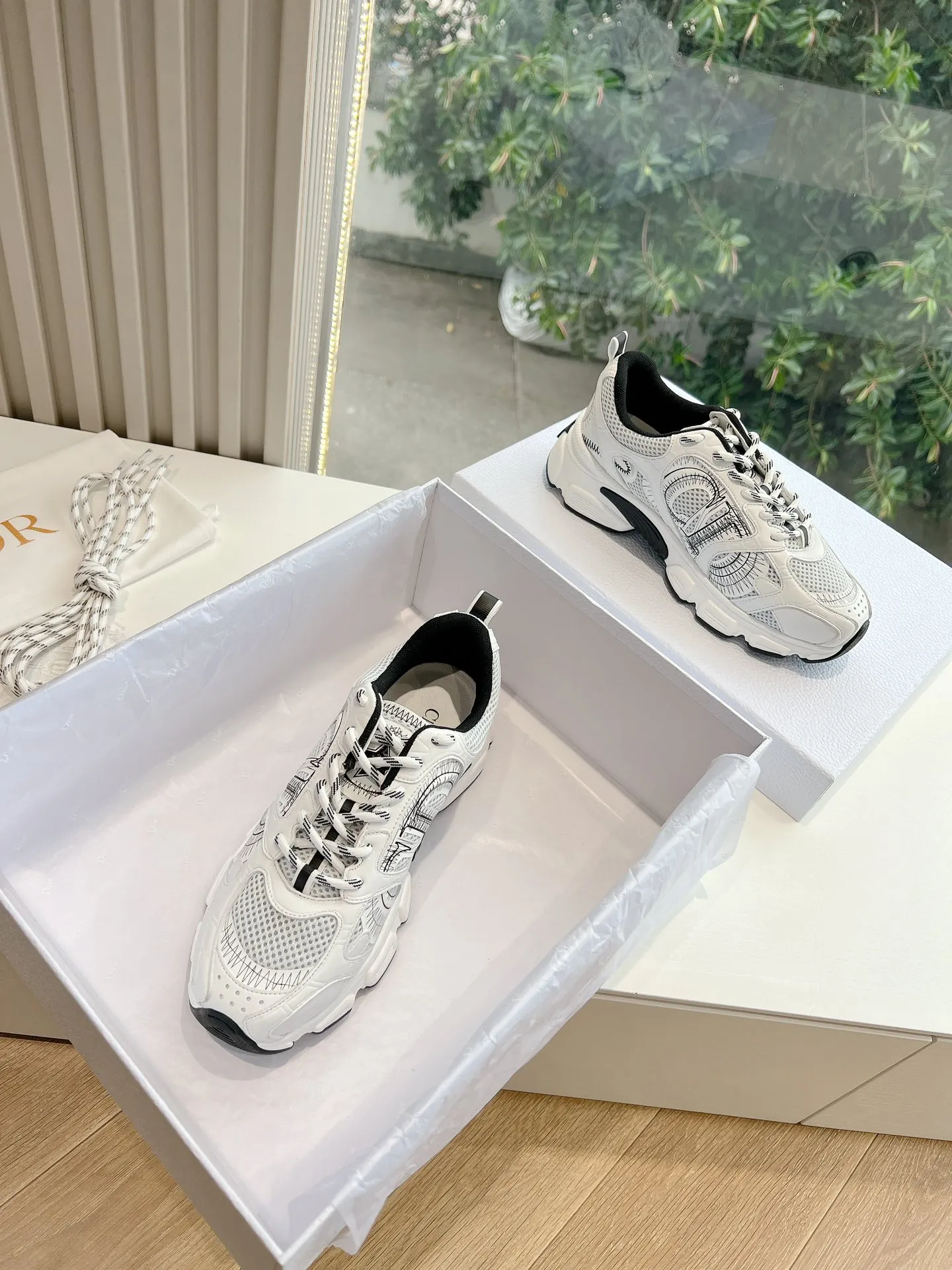 👟👟Ex-factory price 640👟👟 (Top version) Dior Chrono series sports shoes Purchased and developed in Taikoo Hui for RMB 18,200. This Dior chrono sports shoe continues the timeless silhouette and is carefully made of mesh, so it will be particularly comfortable on the feet. It is decorated with CD special craftsmanship logo to enhance the style. The lightweight style is matched with the "Christian Dior" logo thin sole, suitable for all seasons, and can be matched with all kinds of casual looks to add a finishing touch. Classic and super durable. Upper: cowhide stitching. Original molded outsole. Size: 35-41. Full set of counter synchronized gift box 💝 packaging